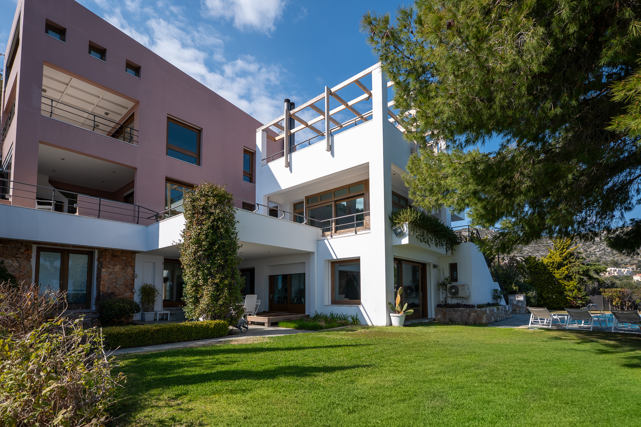 Villa Selene, rear elevation with pink stucco volume and lawn